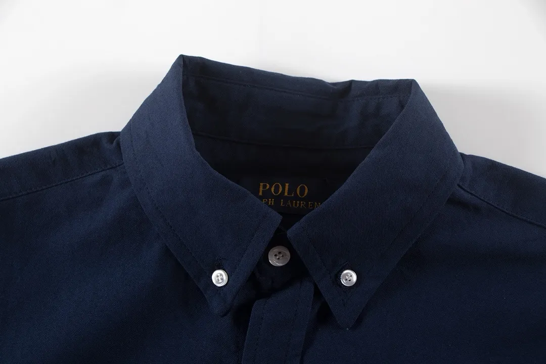 P230 Color: Navy Blue/Original Blue/Original White/Matte Pink/Khaki/Charcoal Gray Size: S M L The texture is tight and soft ✅ - Custom dyed original pearlescent white buttons with different sizes ✅ - Special shaped chiffon foil is included in the collar door tube, which is not easy to deform and pull ✅ - RL classic version of the Oxford shirt. The thick and stiff feeling brought by the Oxford cloth. Wear it alone as an outer layer. It can be worn in all seasons. It is a must-have item for the wardrobe. Start with your eyes closed.
